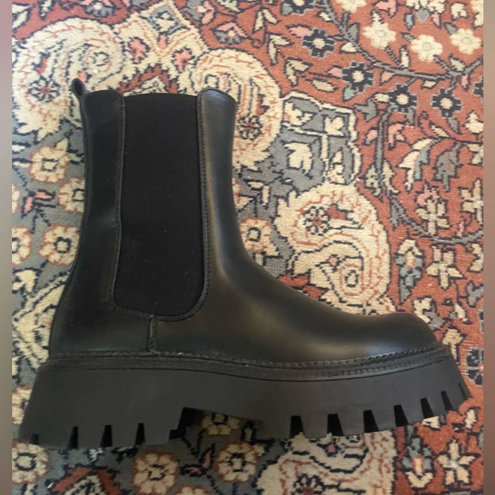 Black, platform Chelsea boots. Size 39. Never worn.Steve Madden.